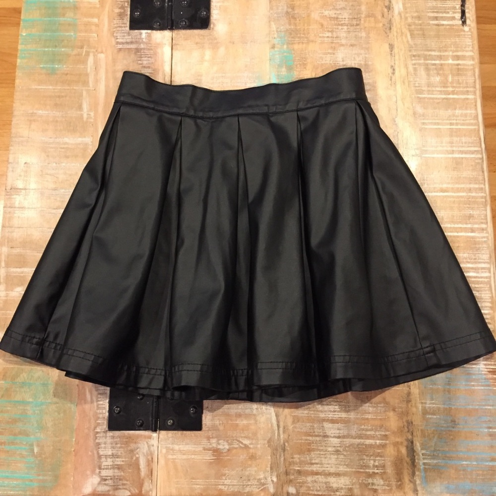 Nasty Gal Faux Leather Pleated Skater Skirt Black small circle - Picture 2 of 7